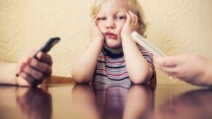 Ditt beroende av mobilen skadar ditt barn