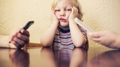 Ditt beroende av mobilen skadar ditt barn