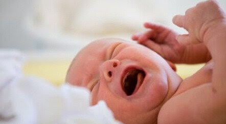 De 8 bästa teknikerna för att lugna en gråtande bebis