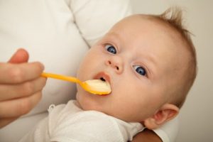 När och hur du ska introducera din bebis till fast föda