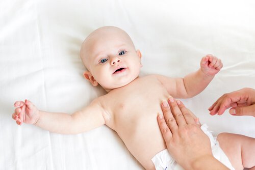 Massageövningar som lindrar förstoppning hos bebisar