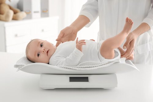 6 tips på hur du kontrollerar din bebis vikt