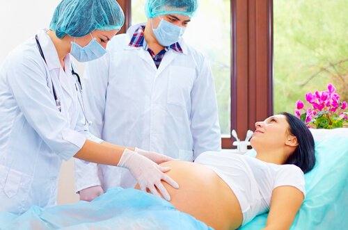 Att krysta under förlossningen – hur gör man det?