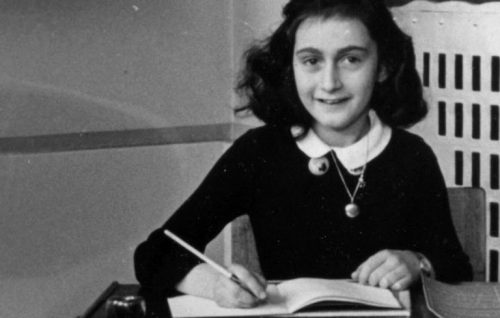 Anne Frank skriver i sin dagbok.
