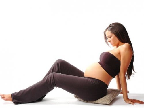 Gravid kvinna som gör en övning.