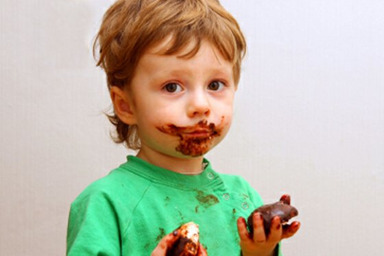 Barn som äter choklad.