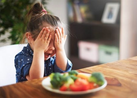 Barn som inte vill äta grönsaker.
