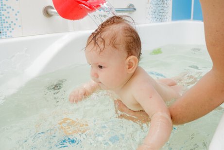 Bebis i badet