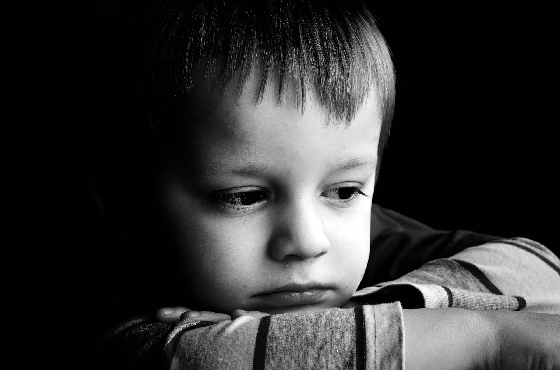 Anknytningsstörning med social distanslöshet: Pojke ser ledsen ut