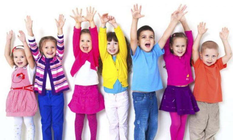 Glada barn i färgglada kläder.