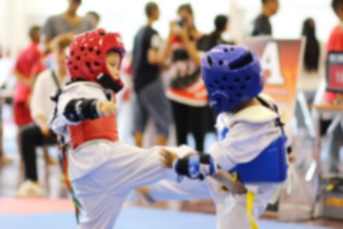 Pojkar som tränar taekwondo.