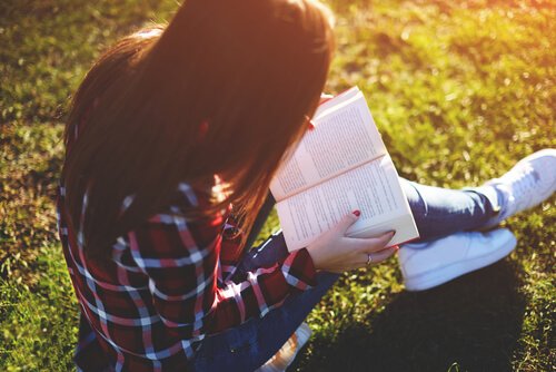 Ge läsandets gåva: 8 riktigt bra böcker för tonåringar