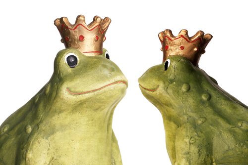 Två grodor med kronor.