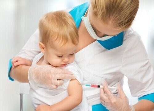 Biverkningar av vacciner: läkare ger bebis spruta