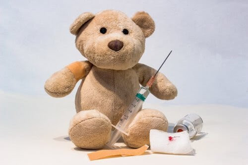 Nalle med spruta, plåster, gasbinda och medicin