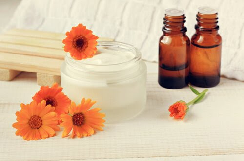 Kräm, oljor och fem orange blommor