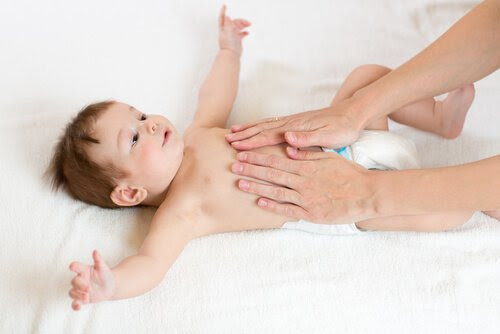 Får babymassage på magen