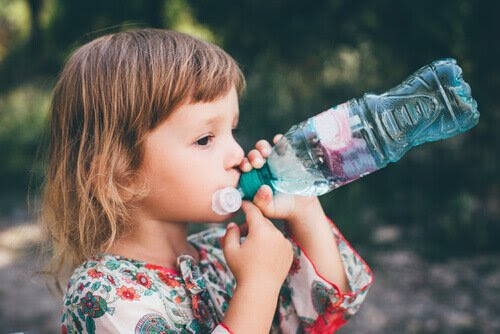 Förstoppning hos barn: barn dricker vatten ur flaska