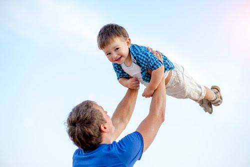 Man hissar upp pojke i luften