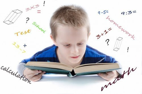Pojke läser omgiven av ekvationer och ritningar