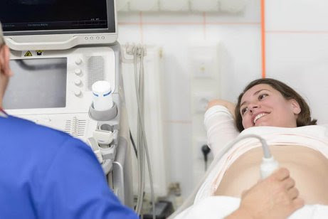 Brist på fostervatten? Gravid kvinna på ultraljudsundersökning