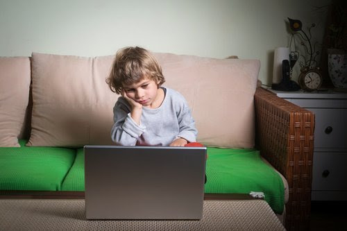 Lathet: barn framför dator
