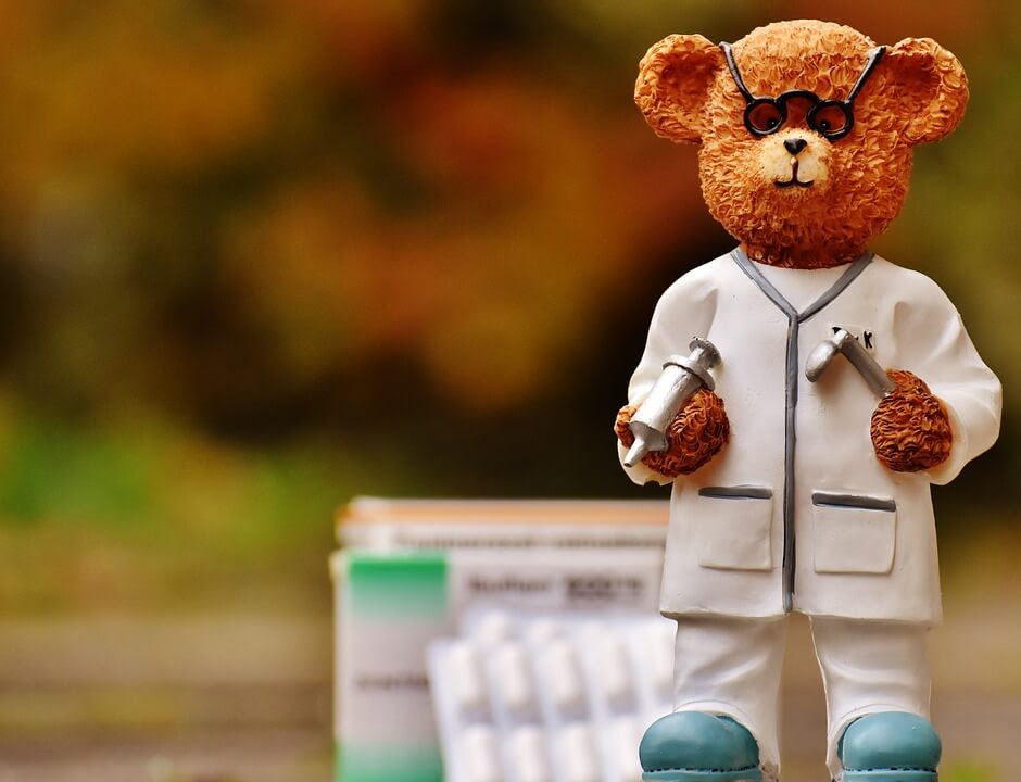 Leksaksbjörn som är doktor