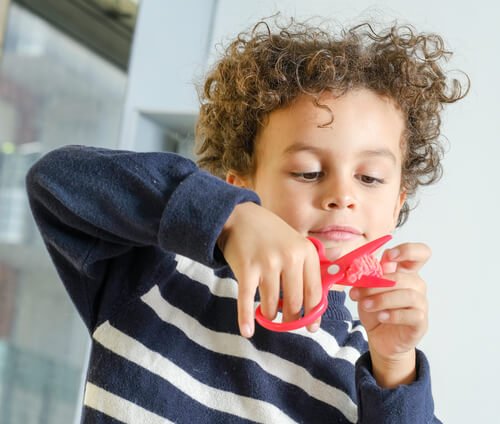 Övning för att lära sig klippa med sax