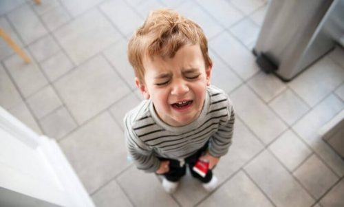 Ett barn gråter.