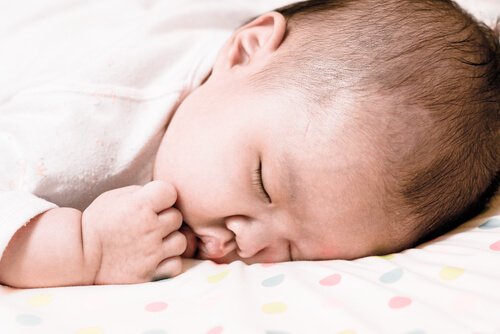 Vad gör jag om bebisen vänder sig på magen i sömnen?