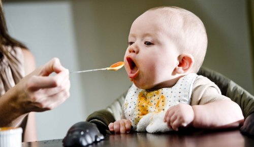 bebis äter sötpotatis
