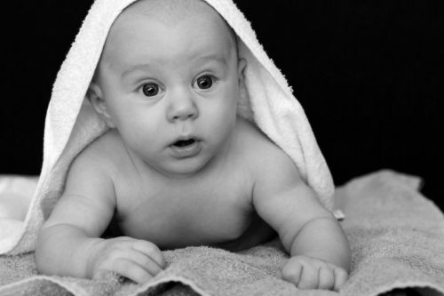 Bebis med handduk