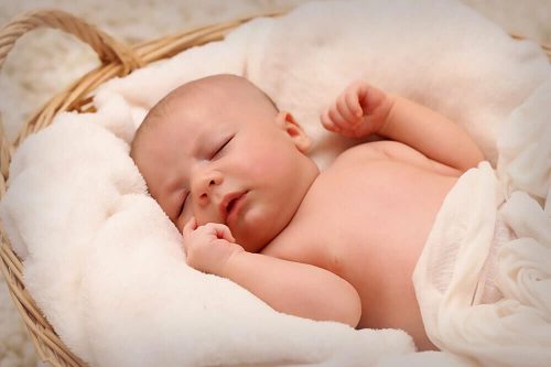 Är det normalt att bebisar sover mycket?