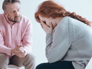 Förlossningspsykos: Orsaker, symptom och behandling