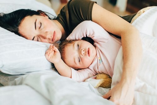 mamma och barn sover