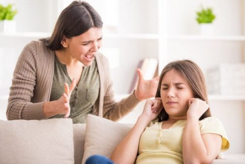 Mamma skriker på dotter
