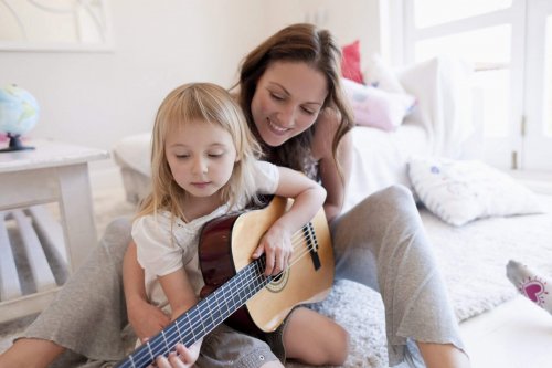 Mamma och son spelar gitarr