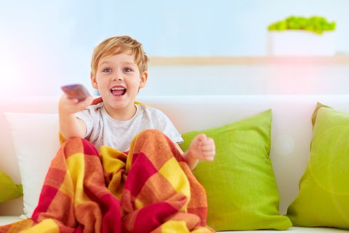 Pojke i soffa