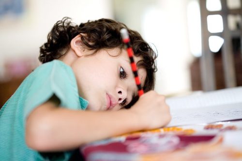6 tips för att lära barn att läsa läxor på egen hand