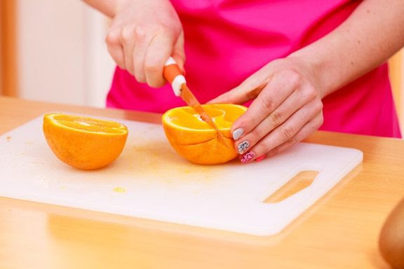 undvika när du ammar: kvinna skär upp en apelsin