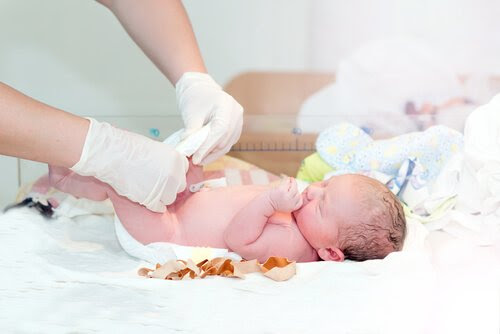 nyfödd baby med navelsträng