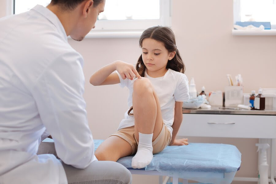 flicka talar med doktor