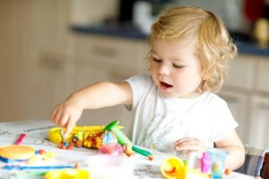 8 leksaker som tränar färdigheter hos 2-åringar