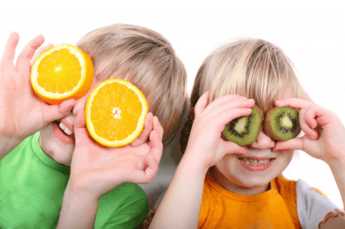 Apelsin och kiwi är vitaminrika livsmedel
