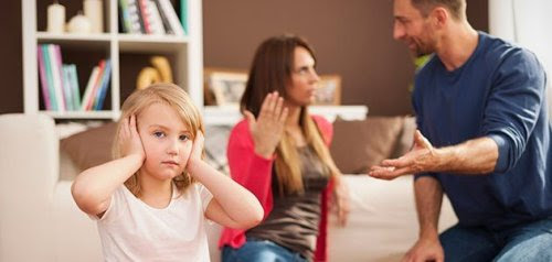 flicka håller för öronen när föräldrar bråkar i bakgrunden