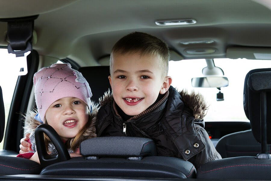 ordlekar på resan: två glada barn i bil