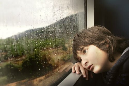 barn lutar huvudet mot fönster på tåg