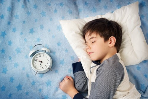 pojke sover bredvid väckarklocka