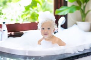 Vid vilken ålder kan ett barn börja duscha själv?