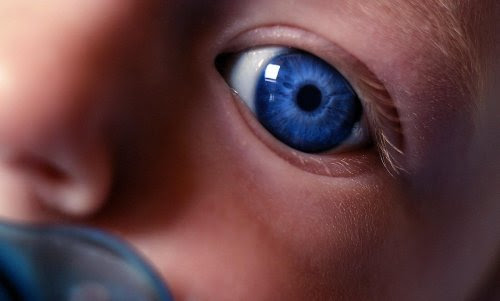 mytologiska pojknamn: blått öga på spädbarn